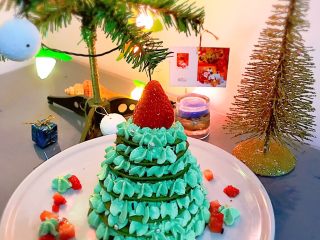 15、圣诞树松饼,粒草莓旁边可以挤上一点奶油装饰