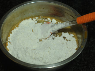 6、马拉糕,马拉糕粉倒入过筛的液体里