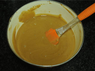 7、马拉糕,拌至无干粉颗粒,这一步同样也可以过筛,为了食物更可口,咱们宁愿多费点功夫,事实证明,过筛后的马拉糕口感真心格外细腻,这个步骤一定不能省哦