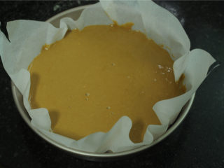 8、马拉糕,固定的八寸蛋糕磨具里面放上油纸,将液体倒进去,如果没有油纸,模具里面刷上植物油也能达到不沾的效果