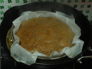 11、马拉糕,关火,不要打开盖子,再焖五分钟,保证马拉糕完全熟透,陶锅的蓄热性能非常好,这样做更能节省能源。也让马拉糕香味能浓郁