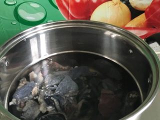 2、山药乌鸡煲,冷水入锅开水出锅