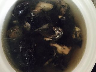 3、山药乌鸡煲,另起砂锅水开放入焯水的鸡块