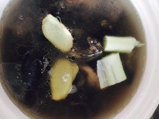 4、山药乌鸡煲,放入姜片、葱段