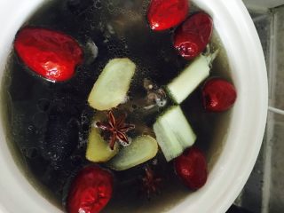 5、山药乌鸡煲,八角、大枣