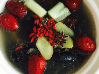 6、山药乌鸡煲,放入枸杞