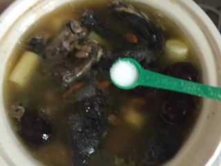 11、山药乌鸡煲,调入盐，试试口感