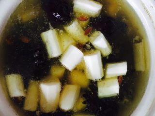 10、山药乌鸡煲,切段放入锅中再炖半小时