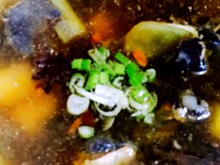 12、山药乌鸡煲,撒葱花关火