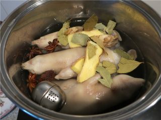 7、软糯香吃一口好满足--卤水猪蹄,放入清水与猪蹄基本持平放入调料