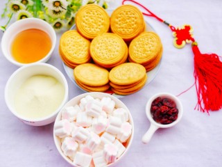 1、外脆里软的牛轧糖饼,????制作材料????:棉花糖100克、芝麻油35克、澳优能立多G4奶粉40克、蔓越莓15克、早餐饼干1包。