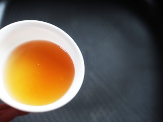 2、外脆里软的牛轧糖饼,锅中倒入油烧至八成热。