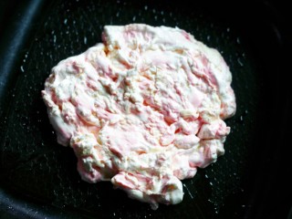 4、外脆里软的牛轧糖饼,用锅铲不停地搅拌,使棉花糖慢慢融化,和油充分融合在一起。