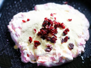 6、外脆里软的牛轧糖饼,搅拌均匀。