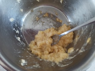 2、爆头香蕉蔓越莓麦芬蛋糕,香蕉压成泥