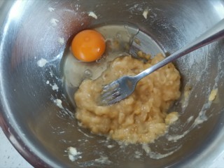 3、爆头香蕉蔓越莓麦芬蛋糕,打入一个鸡蛋