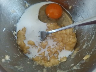 4、爆头香蕉蔓越莓麦芬蛋糕,加入牛奶