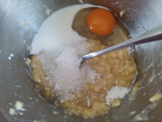 5、爆头香蕉蔓越莓麦芬蛋糕,加入白砂糖