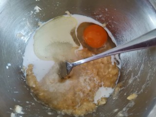 6、爆头香蕉蔓越莓麦芬蛋糕,加入玉米油