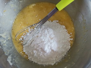 7、爆头香蕉蔓越莓麦芬蛋糕,加入低筋面粉