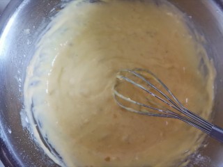 8、爆头香蕉蔓越莓麦芬蛋糕,搅拌均匀至无干粉颗粒