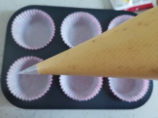 9、爆头香蕉蔓越莓麦芬蛋糕,装入裱花袋