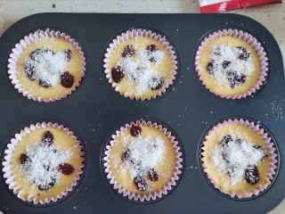 11、爆头香蕉蔓越莓麦芬蛋糕,撒上厚点椰蓉