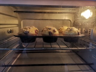 12、爆头香蕉蔓越莓麦芬蛋糕,送入预热好的烤箱，上下火180度烤20分钟