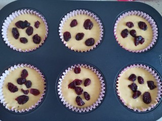 10、爆头香蕉蔓越莓麦芬蛋糕,挤入纸杯9分满，撒上蔓越莓，