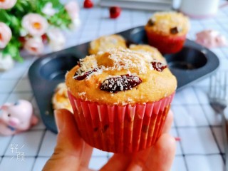 13、爆头香蕉蔓越莓麦芬蛋糕,烤好取出来，美味的香蕉麦芬蛋糕就做好了