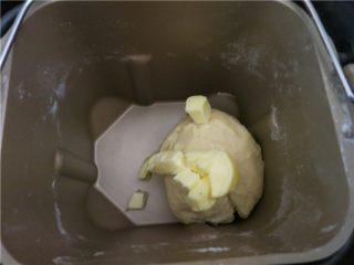 3、嘎嘣脆哒黑芝麻磨牙棒,在程序开始15分钟后,加入室温下软化的黄油。