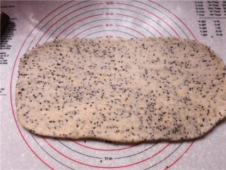 7、嘎嘣脆哒黑芝麻磨牙棒,将面团擀成长方形,厚度约1cm