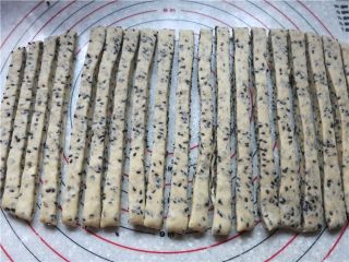 8、嘎嘣脆哒黑芝麻磨牙棒,然后用轮刀切成宽约1cm的长条状