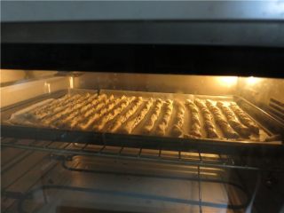 11、嘎嘣脆哒黑芝麻磨牙棒,送入预热好的烤箱中层,180度约25分钟