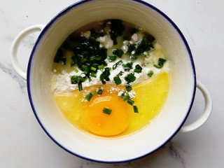 3、宝宝辅食—三丝香葱鸡蛋卷饼,小半碗面粉加一个鸡蛋和葱,适量清水