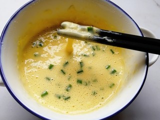 4、宝宝辅食—三丝香葱鸡蛋卷饼,调成不稀不稠的可流动糊状(太稀会不易成型容易破,太稠不容易摊开)