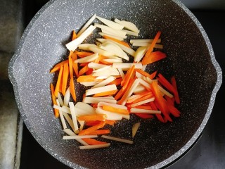 5、宝宝辅食—三丝香葱鸡蛋卷饼,锅内少许油,放入胡萝卜土豆丝翻炒至断生