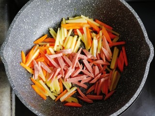 6、宝宝辅食—三丝香葱鸡蛋卷饼,倒入香肠翻炒