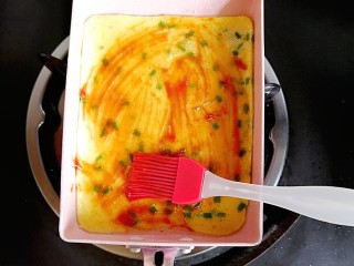 10、宝宝辅食—三丝香葱鸡蛋卷饼,面糊凝固时,刷上一层番茄酱