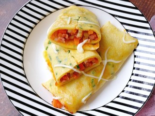 13、宝宝辅食—三丝香葱鸡蛋卷饼,装盘,超级香~(我还挤了一些沙拉酱)