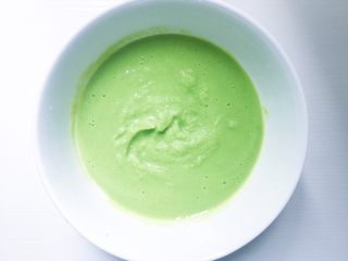 2、豌豆蒸蛋糕,搅打成细腻的豌豆泥（豌豆泥富含膳食纤维 能促进宝宝肠胃蠕动，预防和缓解便秘）