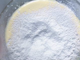 4、豌豆蒸蛋糕,打发好的蛋糊依次筛入低筋面粉用刮刀切拌式快速拌匀（切勿顺时针方向搅拌以免消泡影响口感）