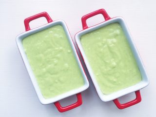 6、豌豆蒸蛋糕, 平整光滑的把豌豆泥蛋糊倒入容器轻轻往桌上振2-3下消除气泡 