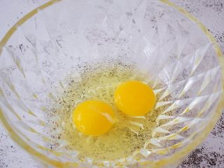 3、双色玛德琳蛋糕,鸡蛋打入容器中