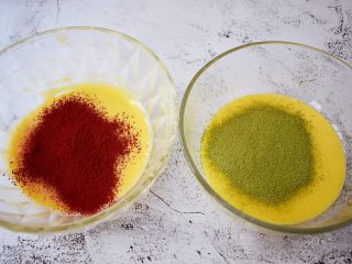 8、双色玛德琳蛋糕,两份面糊分别筛入红曲粉和抹茶粉，翻拌均匀