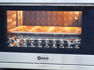 11、双色玛德琳蛋糕,放入预热好的东菱烤箱中，上下火170度，中层烤15分钟，烤好取出趁热脱模晾凉