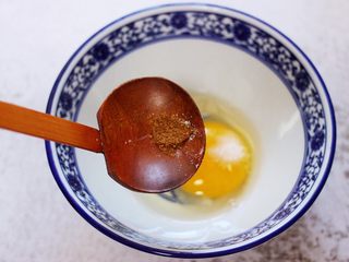 7、鹅蛋菠菜早餐饼,再加入花椒增加香味。