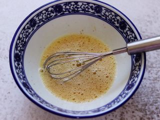 9、鹅蛋菠菜早餐饼,把所有的调料混合后搅拌均匀。