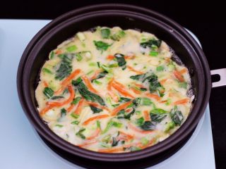 14、鹅蛋菠菜早餐饼,用刷子蘸少许花生油，均匀的涂抹煎锅。