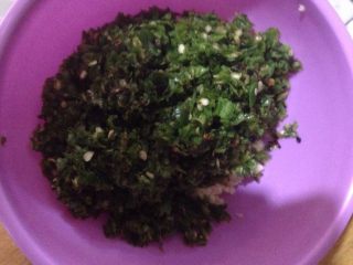 3、新蒜泥白肉,准备好的辣椒和蒜泥，加入适量盐，鸡精味精，加少量香油和熟油拌好，根据个人口味，喜欢吃酸辣的童鞋可以适当加点醋哦